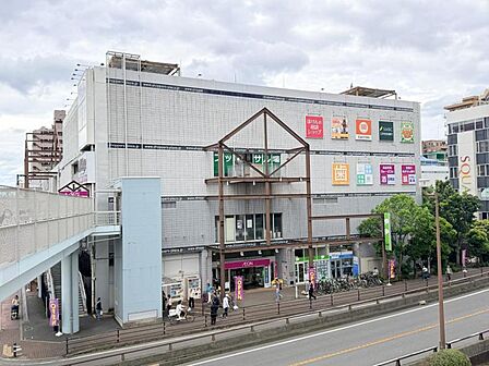 【イオン　海老名駅前店】　1050ｍ　通路が広く買い物がしやすいです。野菜や果物、魚だけではなく総菜も充実しています。