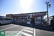 セブンイレブン草加新里下町店 徒歩5分。 400m