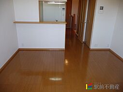 シャン・イリーデB 203 2階1LDKのリビング/ダイニング