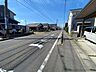 外観：前面道路含む現地写真