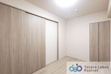 約5.0帖の洋室です。お子さまのお部屋や、集中して作業をする際のお部屋など、様々な用途での使用が期待できます。