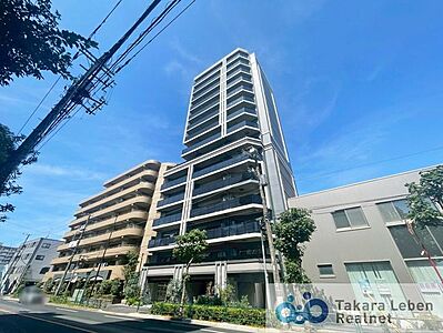 外観:周囲の景観と美しく溶け合いながら、凛とした表情を見せる外観デザイン。落ち着きと品格を兼ね備え、日常を心地よく迎え入れてくれる住まいです。 外観:周囲の景観と美しく溶け合いながら、凛とした表情を見せる外観デザイン。落ち着きと品格を兼ね備え、日常を心地よく迎え入れてくれる住まいです。