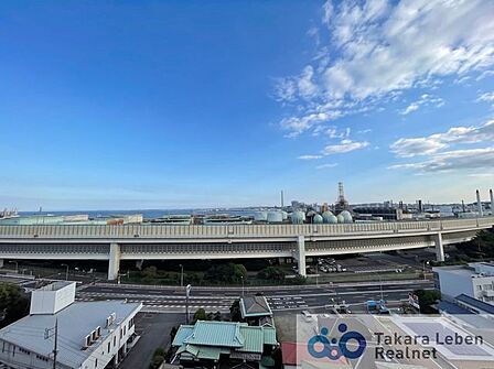 住戸からの眺望。前面に高い建物がなく、遠くまで見通せる眺望が魅力です。※AIにて青空加工をした画像