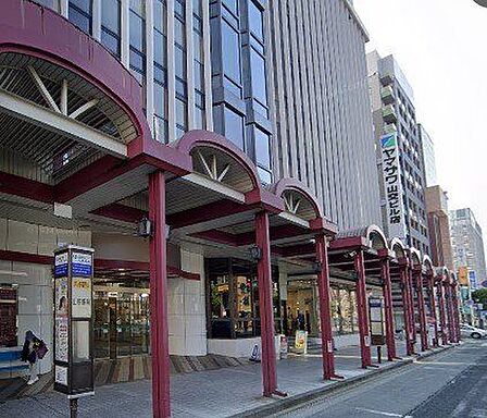 ドラッグヤマザワ山交ビル店 徒歩6分。 440m