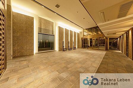 セキュリティが充実したオートロックエントランス。エントランスホールの壁面は大理石を使用し高級感あふれる空間を演出。訪れる人に品格を感じさせる、洗練された空間です。