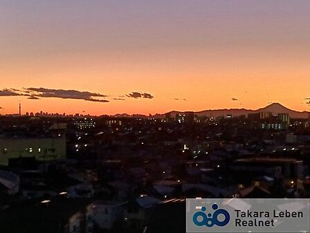夕方の眺望も壮観です。窓の外に広がる大きく開けた眺望は、日々の暮らしの中に喜びを感じさせてくれ、心まで開放的にしてくれそうです。