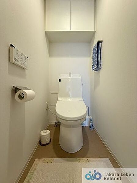 ウォシュレット機能付きのトイレは壁掛けリモコンの上位グレードを採用。便座がスッキリした印象となり、限られた空間を広く見せる効果があります。