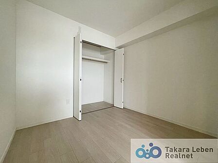 独立したお部屋として利用しても良し。引き戸を開け放してリビング空間の延長として利用しても良いですね。