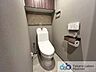 トイレ：ウォシュレット機能付きのトイレは壁掛けリモコンの上位グレードを採用。便座がスッキリした印象となり、限られた空間を広く見せる効果があります。