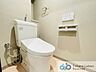 トイレ：ウォシュレット機能付きのトイレは壁掛けリモコンの上位グレードを採用。便座がスッキリした印象となり、限られた空間を広く見せる効果があります。