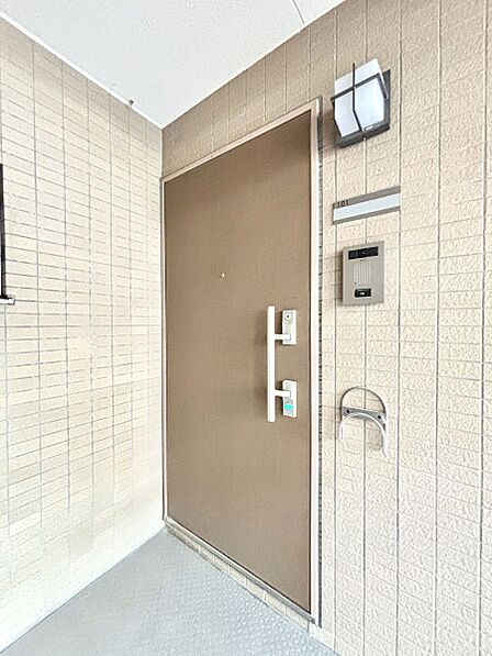 シンプルで落ち着いた雰囲気の玄関周り
