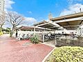 駐輪場は屋根付...