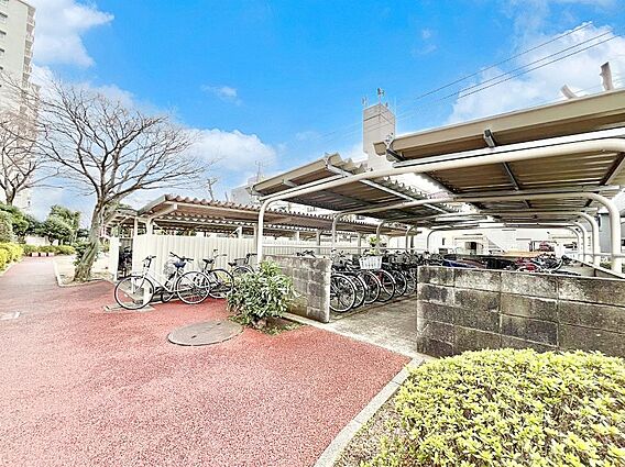 駐輪場は屋根付...