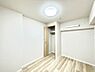 寝室：収納が充実しているので居住スペースを広々使えます  