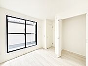 明るいバルコニーサイドに洋室を設置。目覚めの良い寝室に。 
