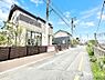 外観：前面道路はきちんと整備されています  