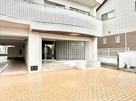 外観 綺麗なエントランスは、居住者を優しく迎えいれてくれます  