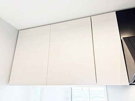 キッチン上部の吊戸棚
