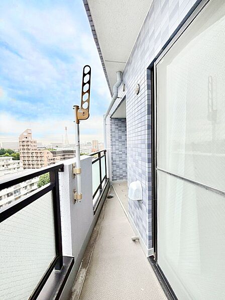 お部屋に開放感と採光をプラスしてくれるバルコニー