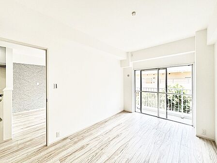 バルコニーが開放感をプラスしてくれる洋室  