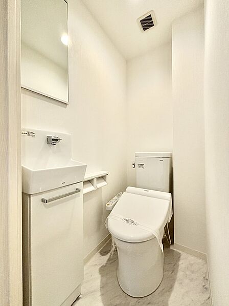 毎日を快適に!清潔感あるウォシュレットトイレ。手洗器付き。
