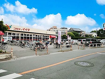 スーパー 700m コモディイイダ鹿浜店