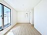 室内：バルコニーから入り込む明るい陽光！心地のよいプライベートルームです