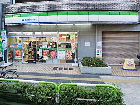 コンビニ 80m ファミリーマート 板橋駅桜通り店