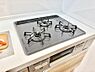 設備：三口ガスコンロでお料理が一気にはかどりそう    