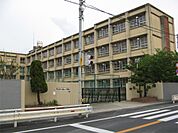 門真市立第七中学校（322m）