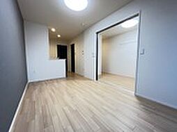 グラティテュード・Ｋ 203 2階1LDKのリビング/ダイニング