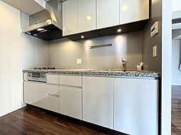 〜キッチン〜 独立タイプのシステムキッチンは調理スペースも広く確保されており充実のクッキングライフを楽しめます。