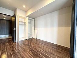 〜洋室〜 全居室フローリング仕上げのレジデンスです。洋室が2部屋あってプライベートルームとしてご活用ください。