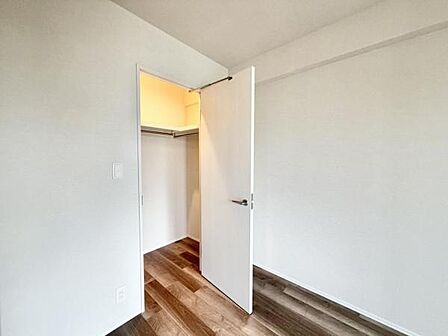 ウォークインクローゼット付きで大きな荷物も収納出来ます。