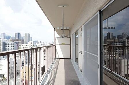 南向きのバルコニー。明るい陽光が住まいに差し込みます。