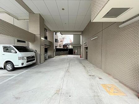 敷地内駐車場です。 雨の日も濡れずに乗り降り可能です。