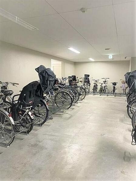 屋内に駐輪場がございます。