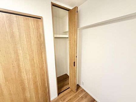 洋室4.5帖にも収納がございます。