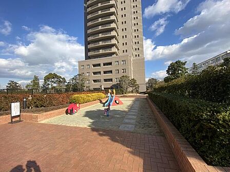 ~その他現地写真~ 敷地内に公園があります。
