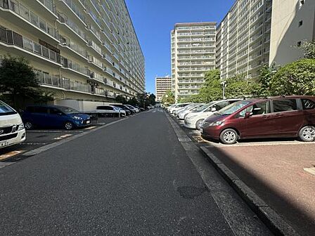≪駐車場≫ 広々とした駐車スペースになりますので、駐車の苦手な方も安心してお停めいただけます。
