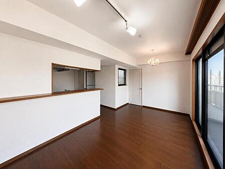 約13.5帖のLDK。家具はAI加工により除去しており、部屋の広さ等イメージしやすくしております。