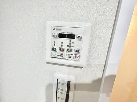 浴室には雨天時の洗濯物乾燥やカビの発生を抑える機能付きの「浴室暖房乾燥機」付