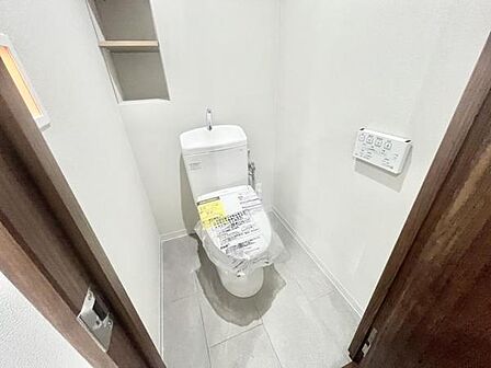 上下階にトイレあり。大家族や階段の上がり下りが億劫な就寝時など重宝します。