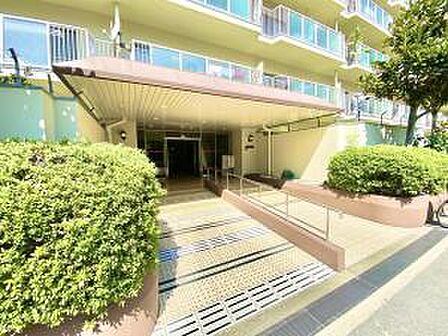 ~エントランス外~ 綺麗に管理されたエントランス外です。