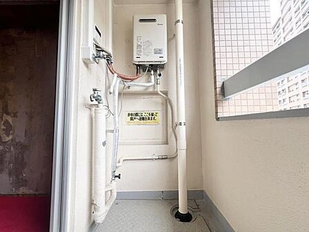 ～洗濯機置き場～ 屋根付きバルコニーには洗濯機スペースがございます