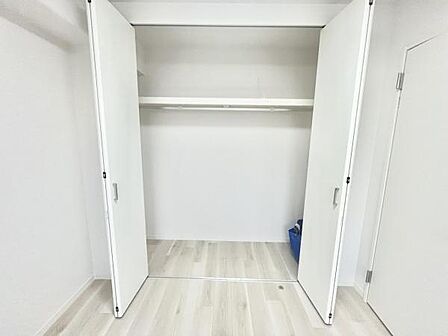 大きいクローゼットはハンガーポール付きで嵩張る衣類も効率的に収納できます。