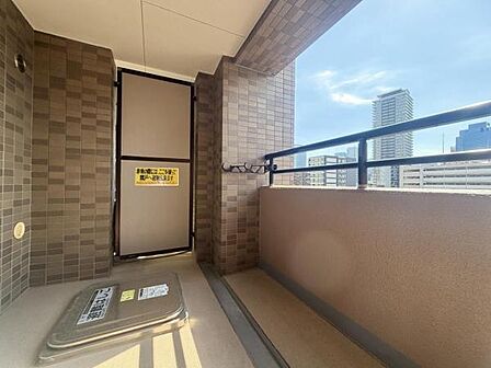 LDKから出入りでき、室内に自然光を取り込んでくれるバルコニーです。