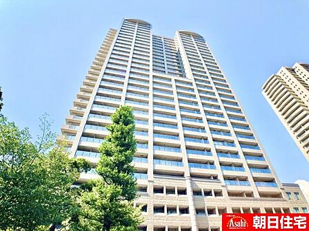 ≪外観≫ JR東西線・環状線・大阪メトロ谷町線が利用できる立地が魅力。