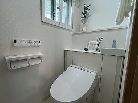 ~トイレ~ 温水洗浄機能付のタンクレストイレです。