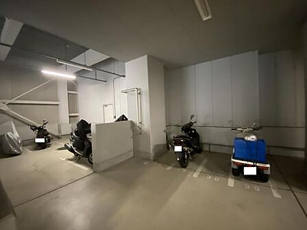 -バイク置場- 広々とした駐輪場です。